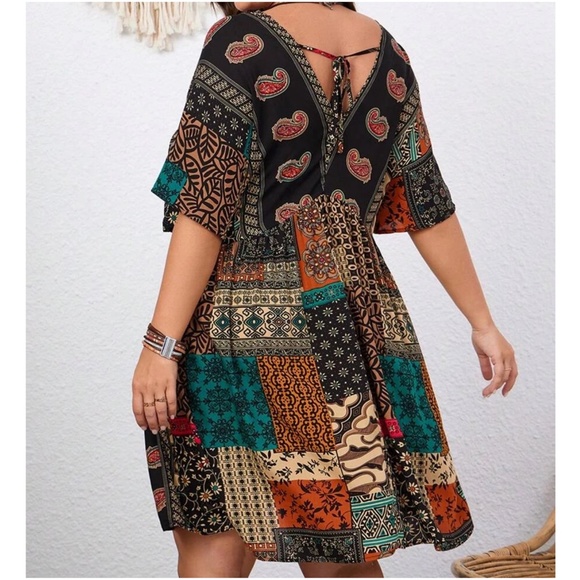 Plus Paisley Floral Print v neck Mini Dress - Picture 11 of 11